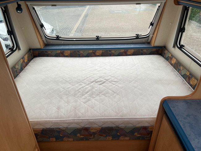 Hobby De Luxe 400 SF | Awning | Bicycle Rack | Semi-Automatic Mover | Fixed Bed | Dinette (Train Seating) | Tempo 100 | Shock Absorbers photo: 16
