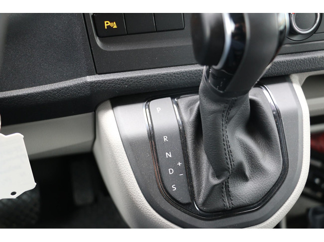Volkswagen Transporter Camper TDI 150PS T6 Automatik | Klimaanlage | Sitzheizung | Elektr. Fenster | 4 Schlafpl&auml;tze | neues Interieur | K&uuml;hlschrank + Gefrierfach | Foto: 14