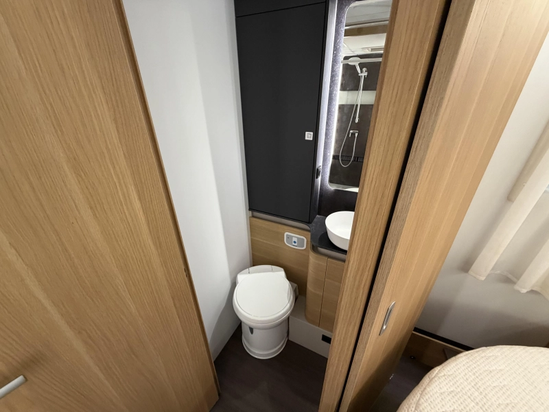 Adria Coral Plus 650 DC Queensbett / Automatik Foto: 12