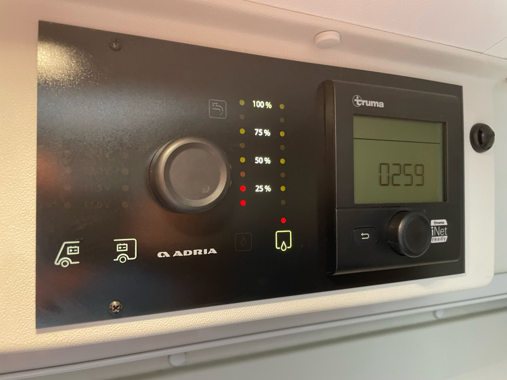 Adria Twin 640 SPX DWARSBED ZONNEPANEEL BEARLOCK EURO6 foto: 11