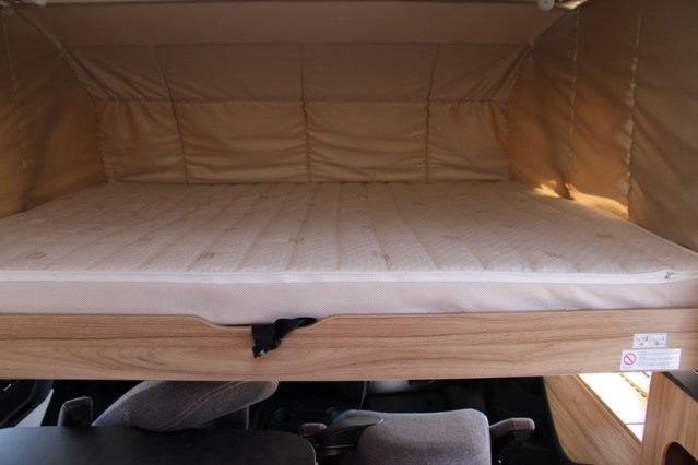 Compacto Hymer Exsis i 474 Fiat 160 cv estrecho ligero camas individuales y cama abatible (55 foto: 60