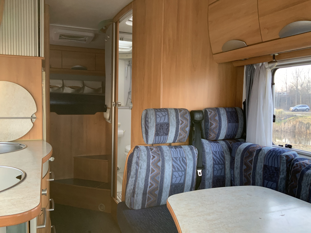 Hymer B 614 2.8 JTD 146 PK Integraal, Dwars – bed & Hef-bed, Garage etc., Bj. 2005 Camper centrum on the road foto: 8