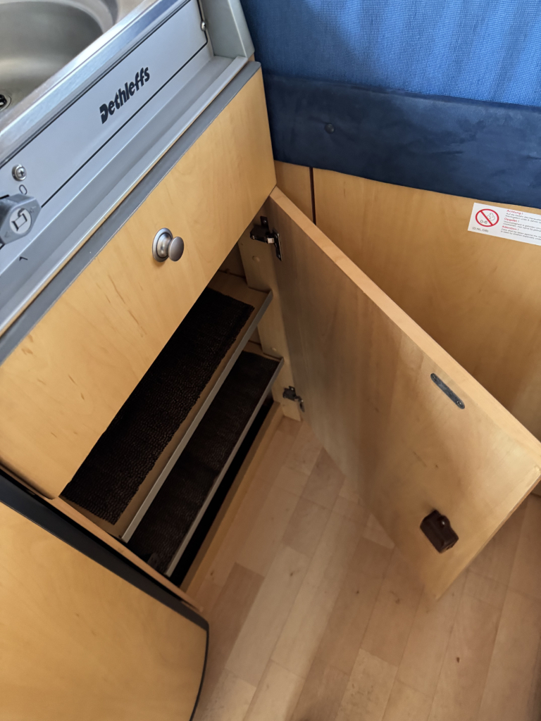 Dethleffs Globebus 1 110 PK, Dwarsbed, halve-treinzit, draaistoelen, Motor airco, nette camper, lengte 6.00 Bj. 2006 Camper centrum on the road Marum  foto: 10