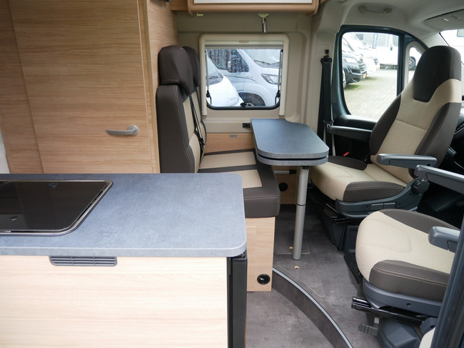 RoadCar (Pössl Groep) R540, Compacte 5.40 Meter Buscamper foto: 7