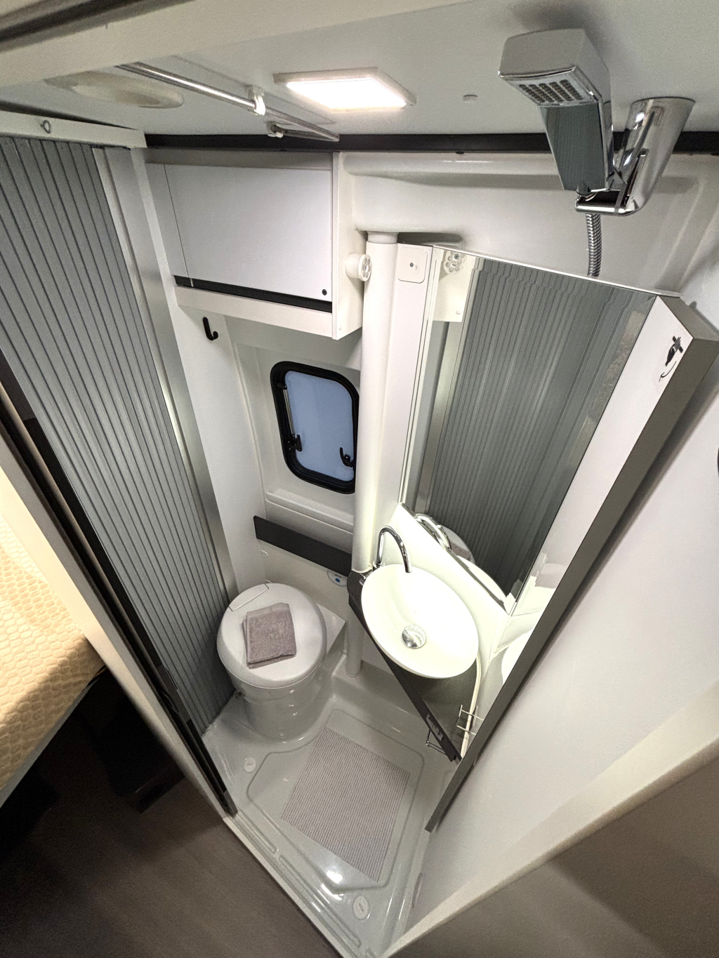 Adria Twin Supreme 600 SPB 9-TRAPS AUTOMAAT DWARSBED EURO6 foto: 8