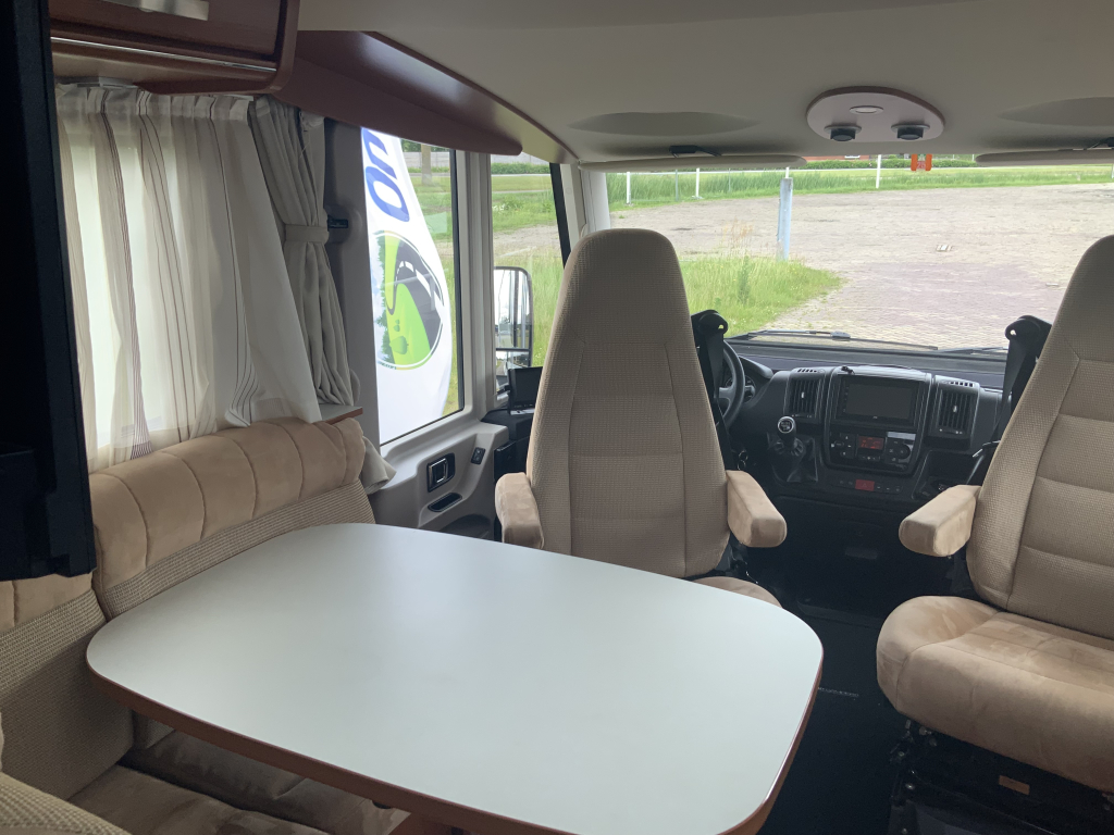 Hymer Exsis-I 674 EX 2.3 MultiJet 160 PK,Integraal,Motor-airco, 2 Lengte-bedden, Hef-bed, Garage, Trekhaak, etc, etc. Camper centrum on the road  foto: 5