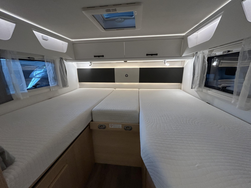 Sunlight T 67 S - Automaat Lengtebedden  foto: 2