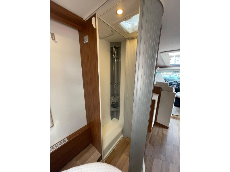 Dethleffs Diplomat Queensbed 52000 km 2017  foto: 17