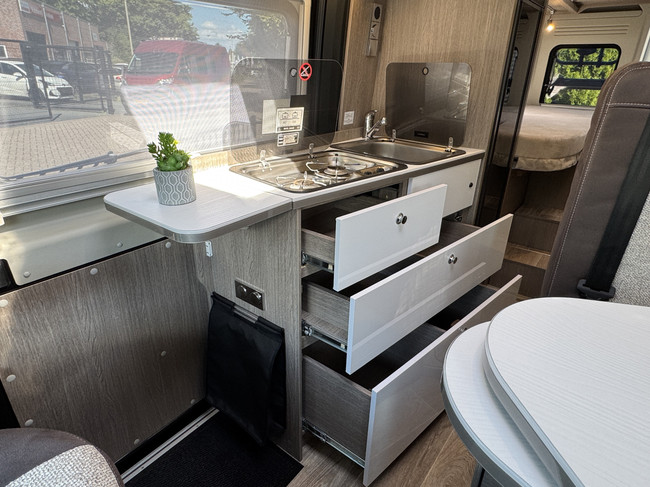 Pössl Roadcruiser 640 D-Line 160 pk AUTOMAAT 9-Traps Euro6 Fiat Ducato Maxi **Lengtebedden/4 zitplaatsen/XXL Koelkast/1e eigenaar/Full foto: 14