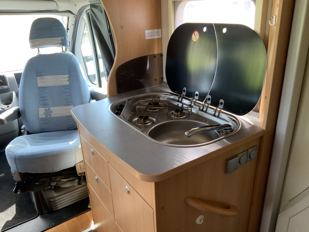 Adria   Compact   2.3 MultiJ. 130 PK , Half-integraal  , Frans-bed achter , Motor-airco , Trekhaak , Kleine camper , Bj. 2009 Camp centrum on the road Marum foto: 11