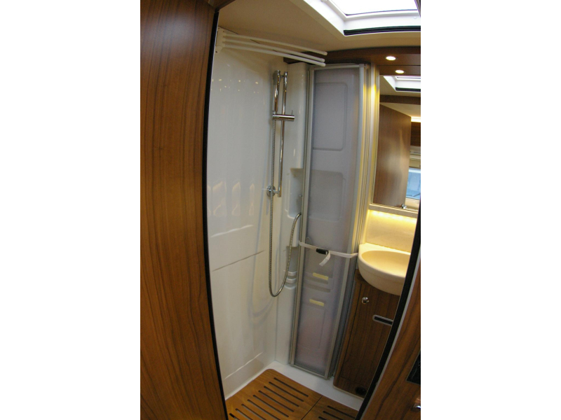 Hymer B 444 DL Hefbed, zeer compact.  foto: 16