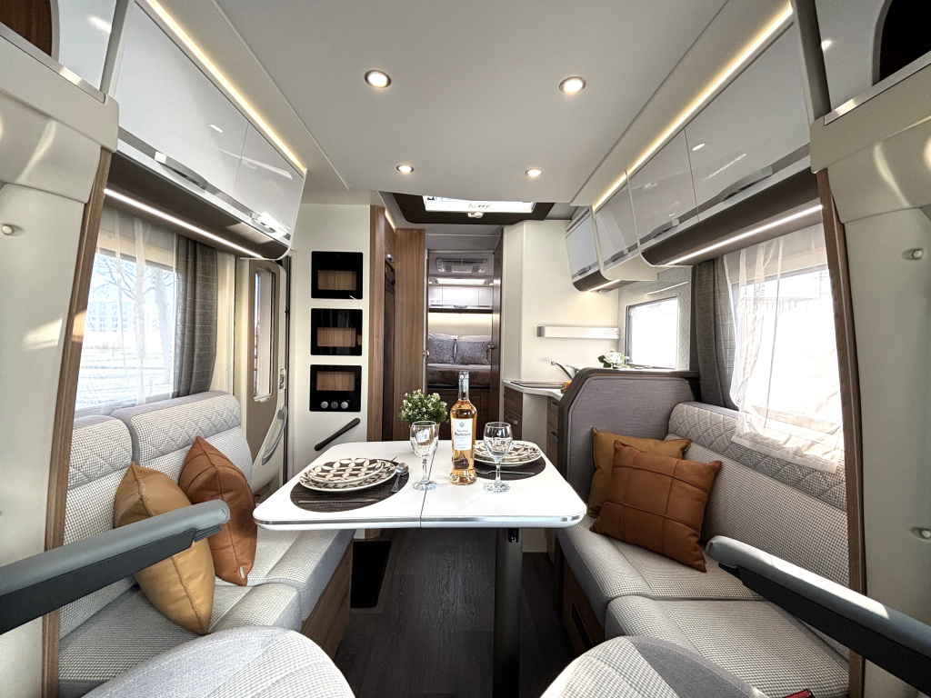 Adria Matrix Plus 670DC QUEENSBED + HEBEBETT + FACE TO FACE Foto: 18