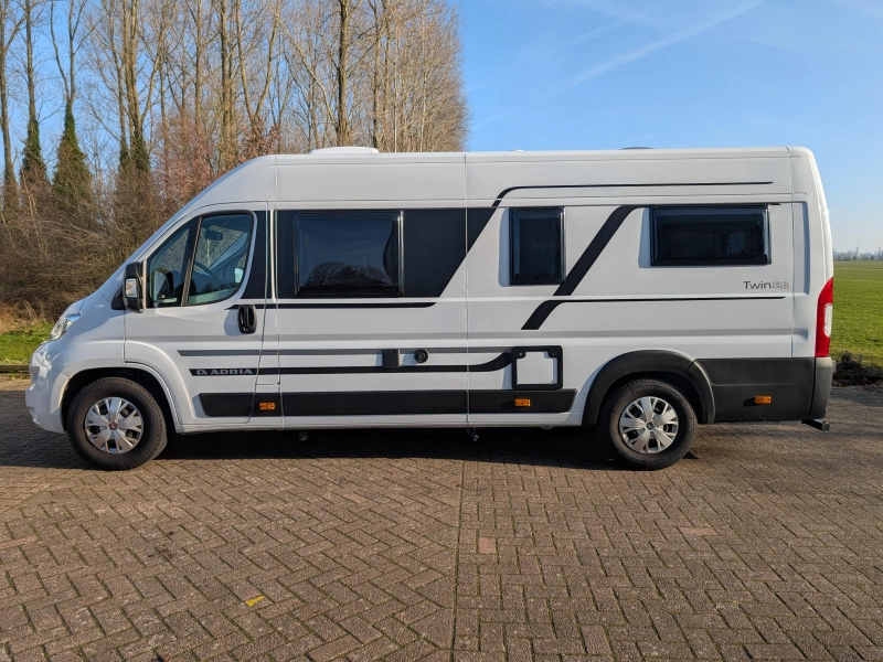 Adria Twin Axess 640 SL Lengtebedden buscamper  foto: 3