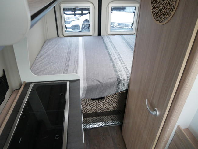 Sunlight Cliff 600 XV, 6 Meter Buscamper, Querbett Foto: 17