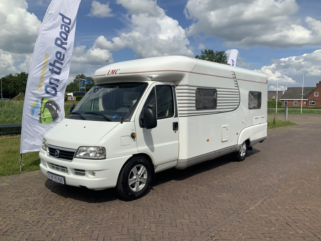 LMC  Fiat Ducato  2,8 JTD  128 PK , AUTOMAAT   Half-integraal ,  Motor-airco , 2 Lengte-bedden ( Laag ) , Alko-chassis  etc. Bj 2003 Camper centrum on the road Marum  foto: 0