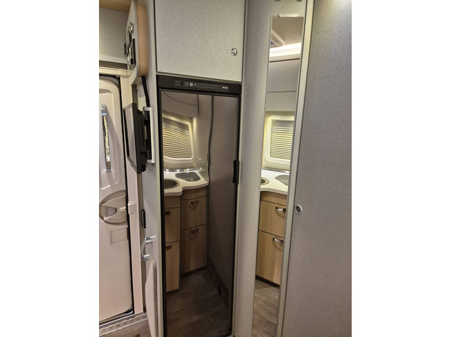 Hymer TRAMP GL 578 AMBITION 130 PK SLECHTS 29.972 KM DIGITALE ACHTERUITKIJKSPIEGEL LENGTEBEDDEN TV + SATELLIET DRAAISTOELEN foto: 17
