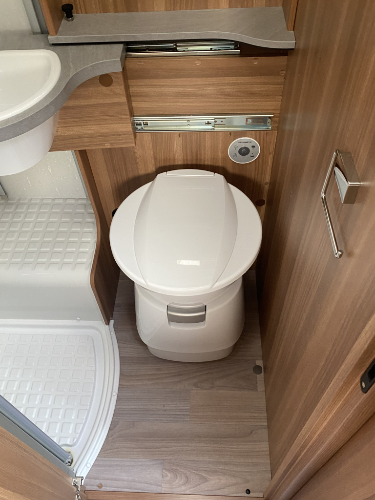 Weinsberg Pepper 600 Peugeot 163 PK, Half-integraal, 2 Lengte-bedden, Garage, Aut. schotel / LCD Camper Centrum On the Road aan de Noorderringweg 4 in Marum. foto: 31