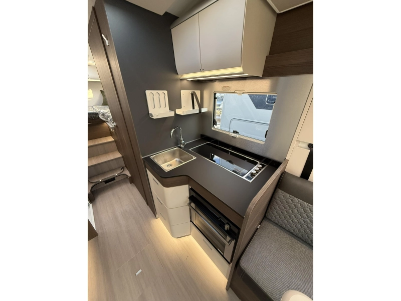 Adria Matrix Supreme 670 DL Automaat - 180PK - 44H  foto: 18