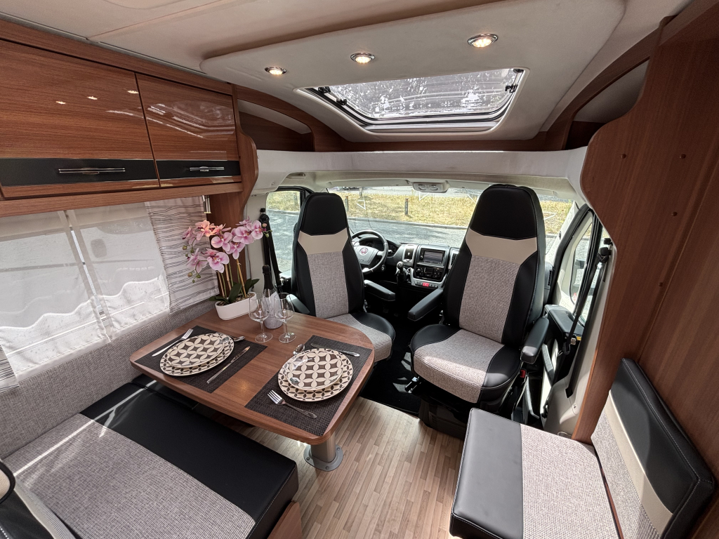 LMC Black Edition 722 QUEENSBED SOLAR PANEL LPG ROOF AIRCO photo: 1