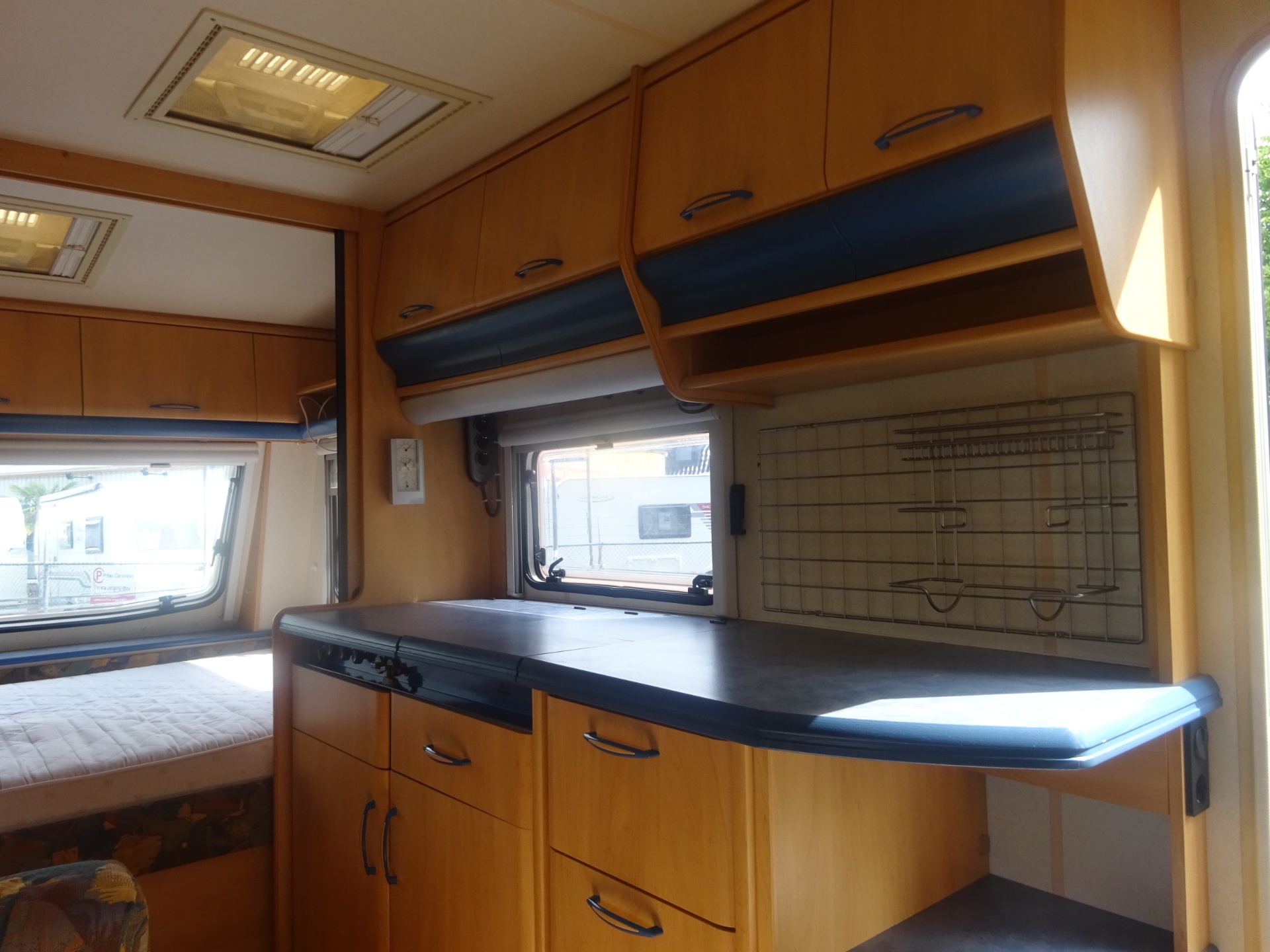 Hobby De luxe 440SF Met Brede Keuken +Vast Bed en Treinzit foto: 11