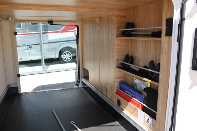 Hymer Exsis i 474 Fiat 160 CV compacto, estrecho, ligero, con camas individuales y cama abatible (55 foto: 20