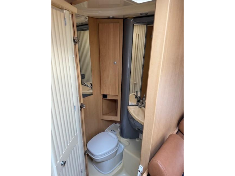 Dethleffs Advantage A 5881 5 persoons stapelbed  foto: 9