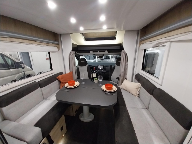 Challenger Start Edition, face to face and pull-down bed! photo: 1