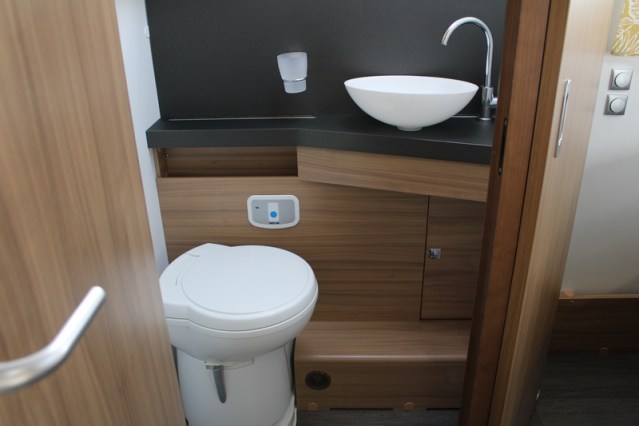 Adria Coral S 670 SC met elektrisch in hoogte verstelbaar Queensbed slechts 40801 km (65  foto: 49