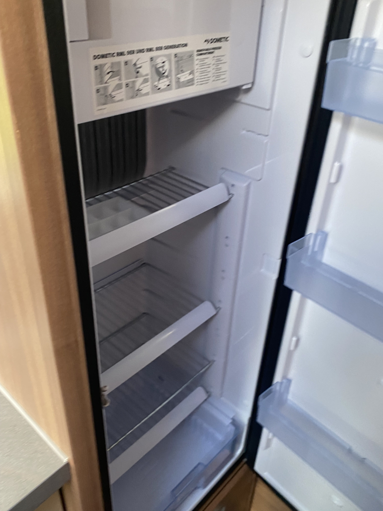 Weinsberg Pepper 600 Peugeot 163 PK, Half-integraal, 2 Lengte-bedden, Garage, Aut. schotel / LCD Camper Centrum On the Road aan de Noorderringweg 4 in Marum. foto: 17