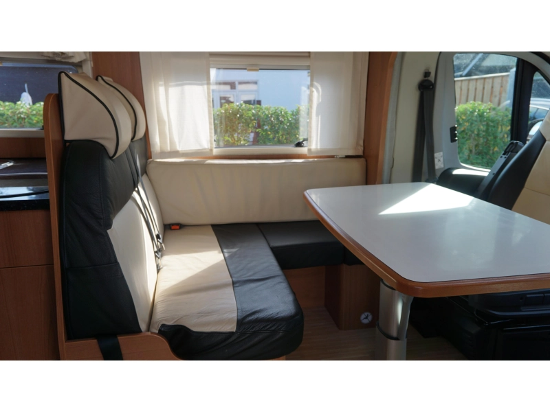 LMC Breezer 730 H Lengte bedden en hefbed  foto: 8