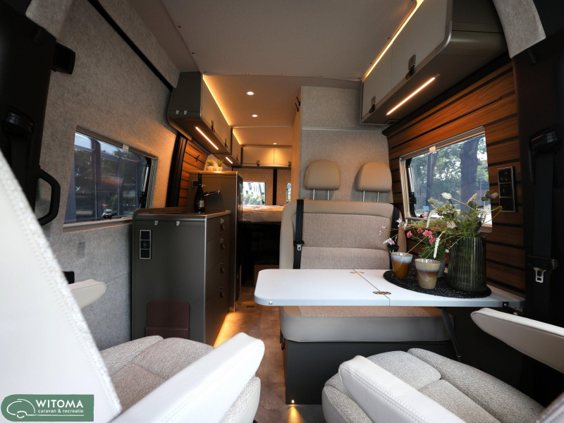 Hymer Grand Canyon S 600 4x4 Wie jarig = trakteert  foto: 15