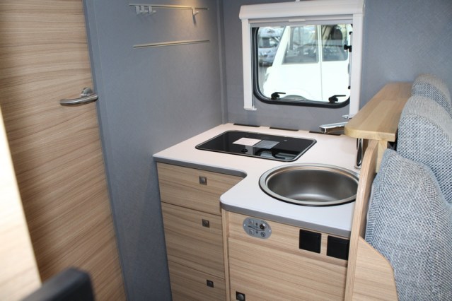 Dethleffs 7052 DBM Just 90 Queenbed + hefbed riante garage (94  foto: 28