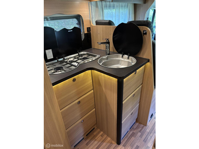 LMC Breezer H737 G Fiat 2.3 150pk Euro 6 | Enkele-bedden | Hefbed | Aparte douche/ wc | XXL Garage | Camera | Fietsendrager | 63dkm foto: 8