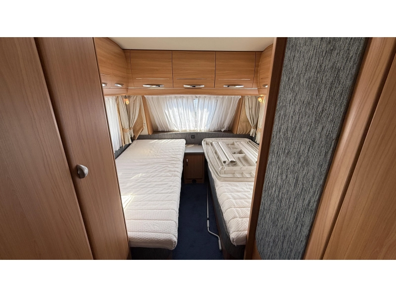 Hobby De Luxe 540 UL camas individuales asiento redondo foto: 2