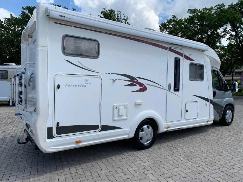 Eura Mobil Terrestra 710 HB Cama fija Garaje XXL foto: 3