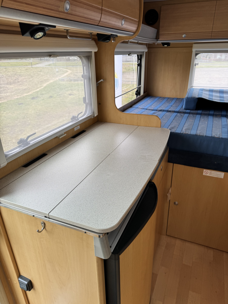Dethleffs Globebus 1 110 PK, Dwarsbed, halve-treinzit, draaistoelen, Motor airco, nette camper, lengte 6.00 Bj. 2006 Camper centrum on the road Marum  foto: 8