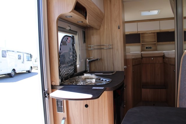 Hymer Exsis i 474 Fiat 160 CV compacto, estrecho, ligero, con camas individuales y cama abatible (55 foto: 34