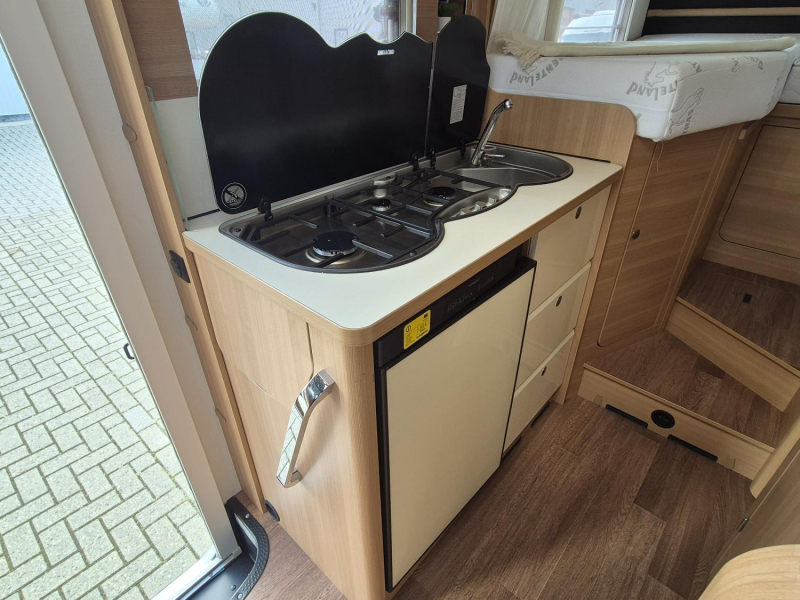 LMC Passion V 643G 150HP Single Beds photo: 6