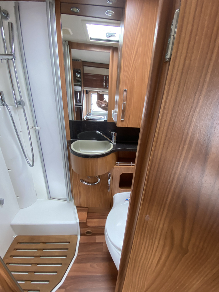Hymer T 674 SL 2.3 MultiJet 160 CV, Semi-integral, 2 camas individuales, Aire acondicionado de motor, Antena parab&oacute;lica autom&aacute;tica, etc. A&ntilde;o 2011 Camper Centrum On the Road en Noorderringweg 4 en Marum. foto: 23