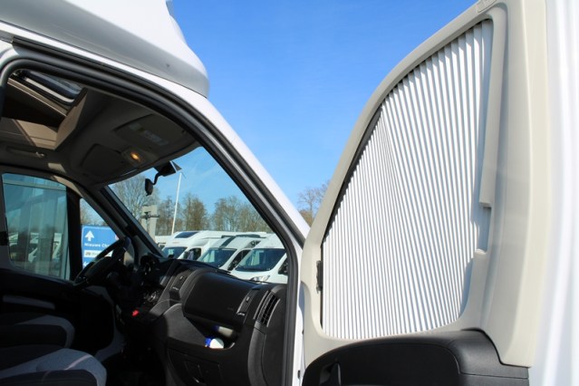 Jonge Knaus VanSation 650 Peugeot 2.2 l/ 165 pk met slechts 7.873 km enkele bedden (45  foto: 18