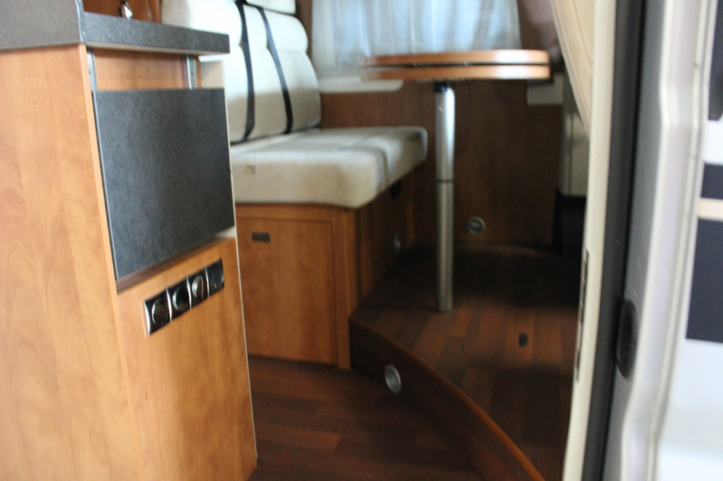 Knaus Sun Ti 700 Meg, Cama transversal, Garaje, Asientos delanteros giratorios, Media dinette, banco de asientos. A&ntilde;o 2008 Marum (Groningen) foto: 13