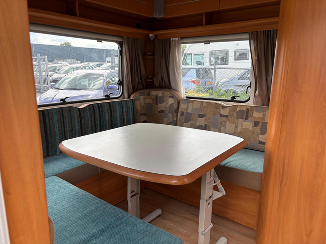 HOME-CAR 526h Racer 470 UE | 2 Enkele bedden | Volautomatische mover | Fietsendrager | Zakluifel | 3-Pits gasfornuis foto: 8