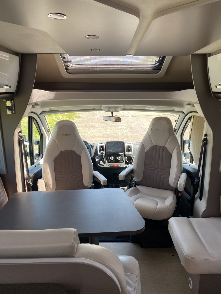 Bürstner AUTOMAAT Lyseo Harmony Line 690 G Half-integraal, Motor-airco, Enkele-bedden, Hefbed, Garage, Halve-treinzit, Draaistoelen, Bj. 2021 Marum  foto: 15
