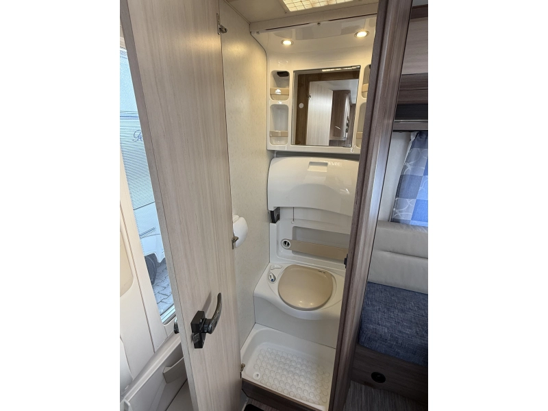 Hobby De luxe Easy 400 SF transverse bed train seat toilet photo: 3