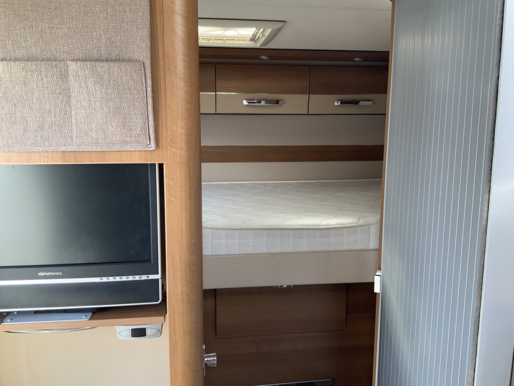 Knaus Van Ti 600 2.3 130 PK Half-integraal, Dwars-bed, Halve- treinzit, Draaistoelen, etc. Bj 2013 Camper centrum on the road Marum foto: 9