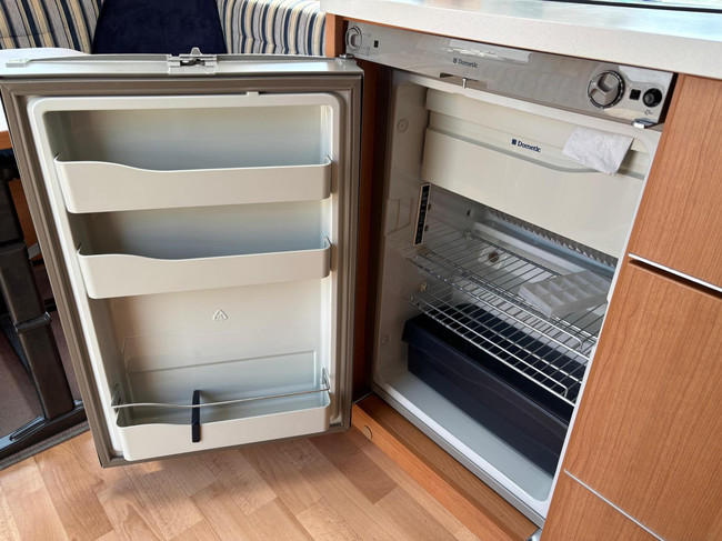 Knaus Azur NL-Premium line | Caravanmover | Fietsenrek | | Douche | 3-Pits gasfornuis | Koelkast + vriesvak foto: 11