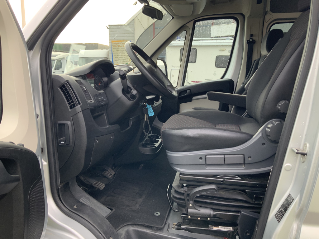 Peugot Boxer L2 H2 Buscamper: Euro 6 met verlaagbare tafel tot 2 pers. lengte-bed, 154 cm breedte, 185 cm lengte, FSL Camperinbouw 2021, km 66000, Zwenkbare fietsendrager, Zonnepaneel 180W, Bj.2017 Camper centrum on the road foto: 11