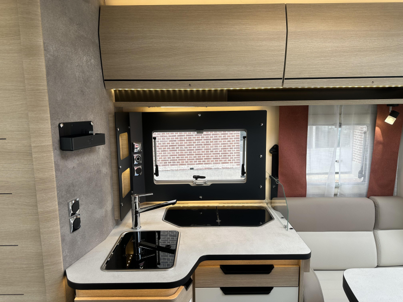Rapido 686 F Automatic, Face to Face photo: 17