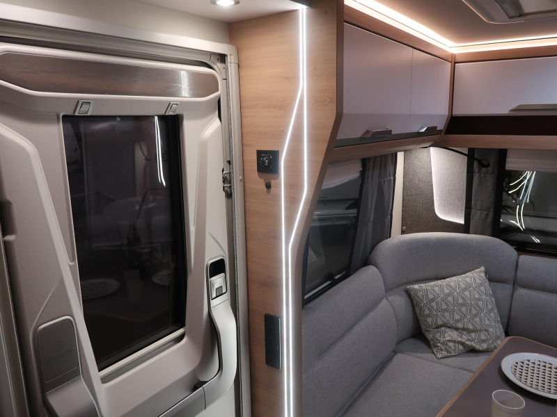 Knaus Sudwind Black Selection 500 FU RUNDSITZGRUPPE FRANZ&Ouml;SISCHES BETT Foto: 15