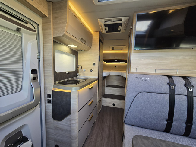 Knaus VAN TI PLUS 650 MEG PLATINUM SELECTION AUTOMATIK 180 PS NUR 16.866 KM !! KLIMAANLAGE LUFTFEDERUNG TV + SATELLIT L&Auml;NGSBETTEN DREHBARE ABNEHMBARE ANH&Auml;NGERKUPPLUNG Foto: 15